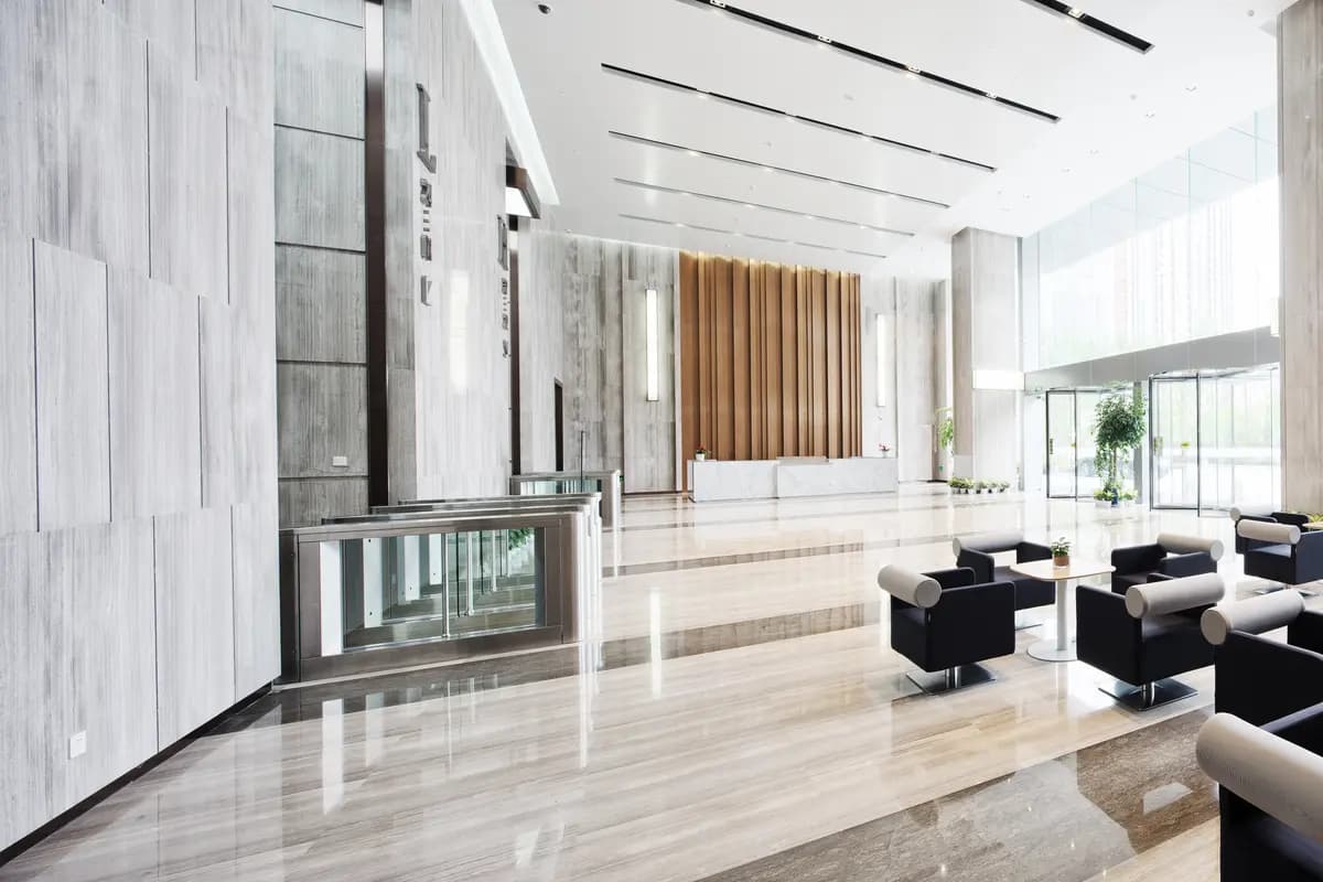 Hall de entrada de empresa com blindagem arquitetônica