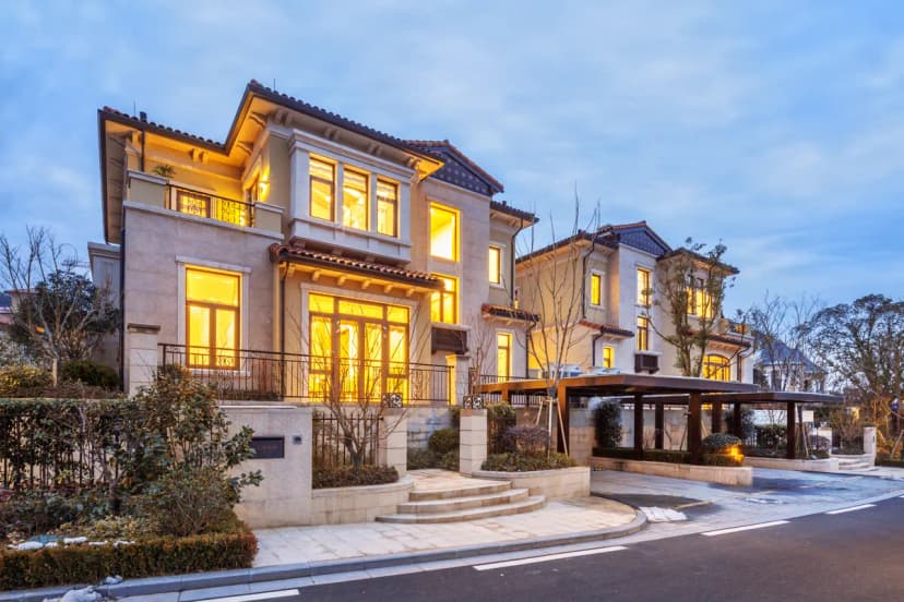 Villa moderna à noite com blindagem residencial