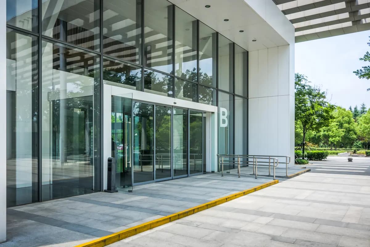 Fachada blindada em edifício corporativo moderno