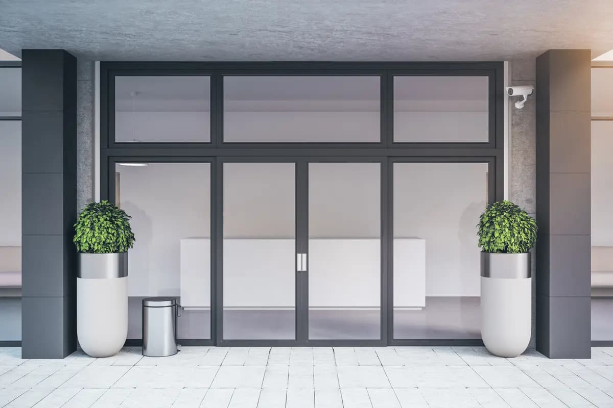 Entrada de fachada blindada com porta de vidro laminado de segurança
