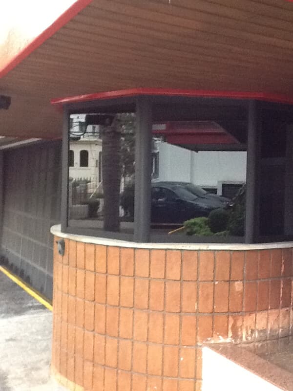 Guarita blindada em formato curvo · condomínio residencial