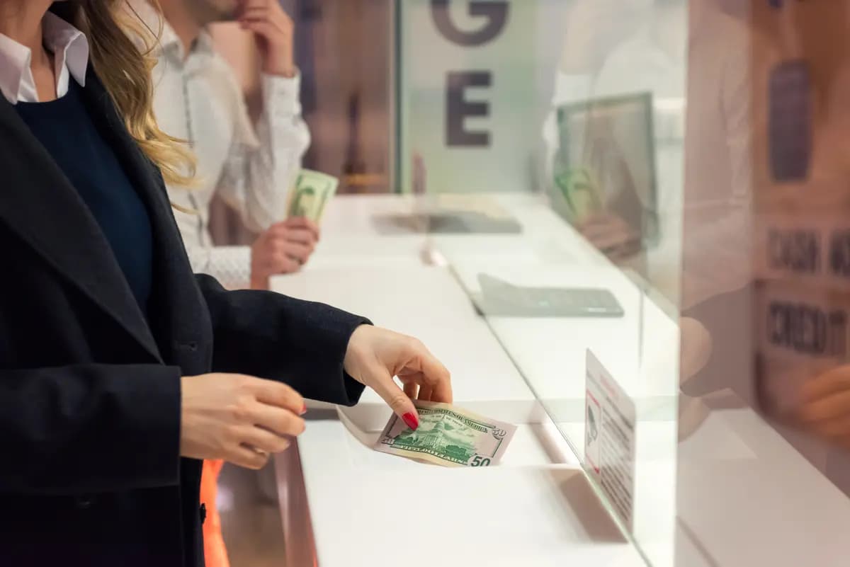 Guichê blindado para troca de valores e atendimento de caixa
