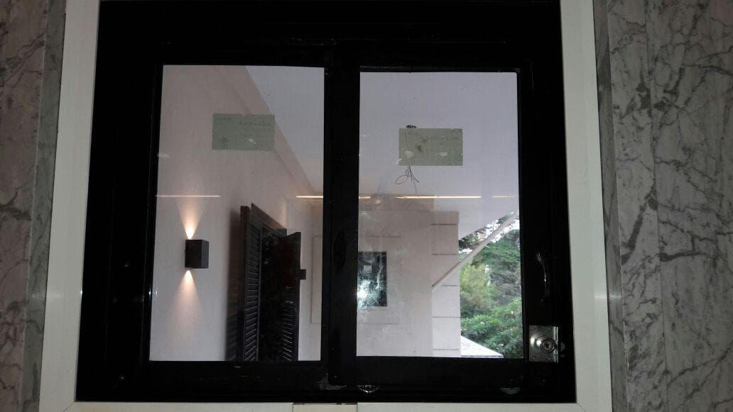 Janela blindada com caixilho preto e acabamento em mármore · Engeblind