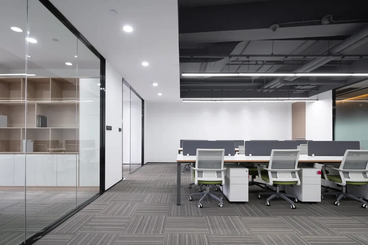 Painel blindado em ambiente corporativo moderno