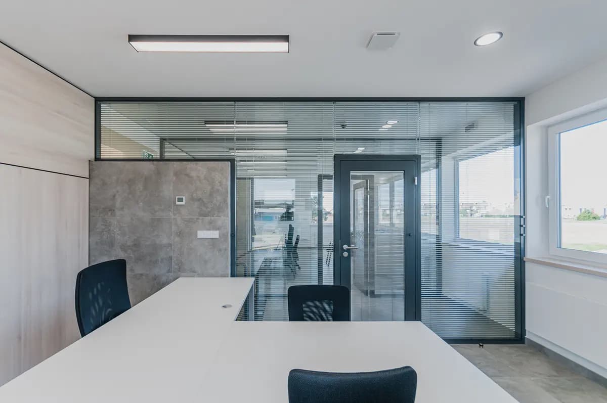 Painel blindado como divisória de vidro em sala