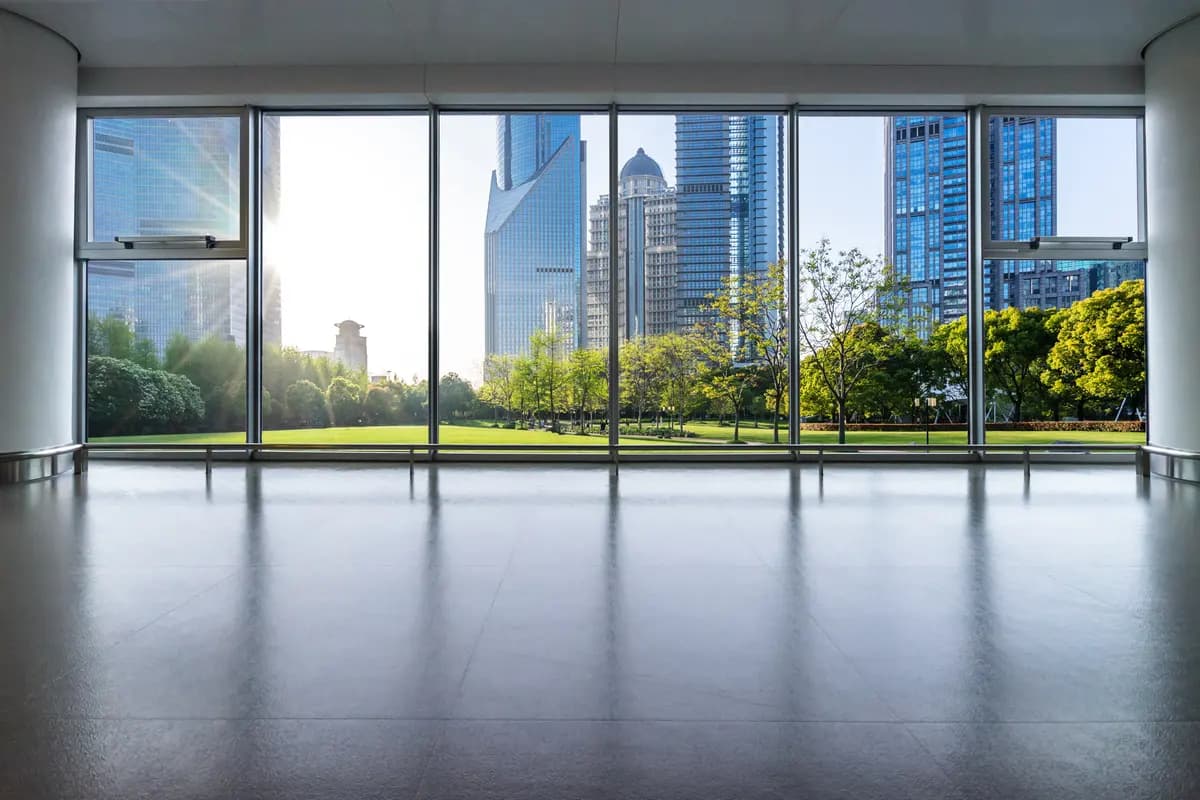 Painel blindado em interior corporativo