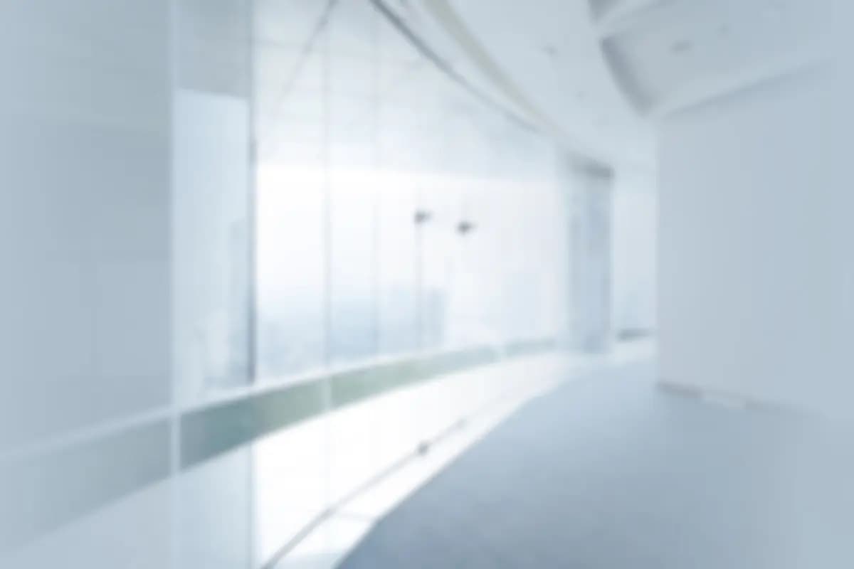 Painel blindado em parede de vidro corporativa