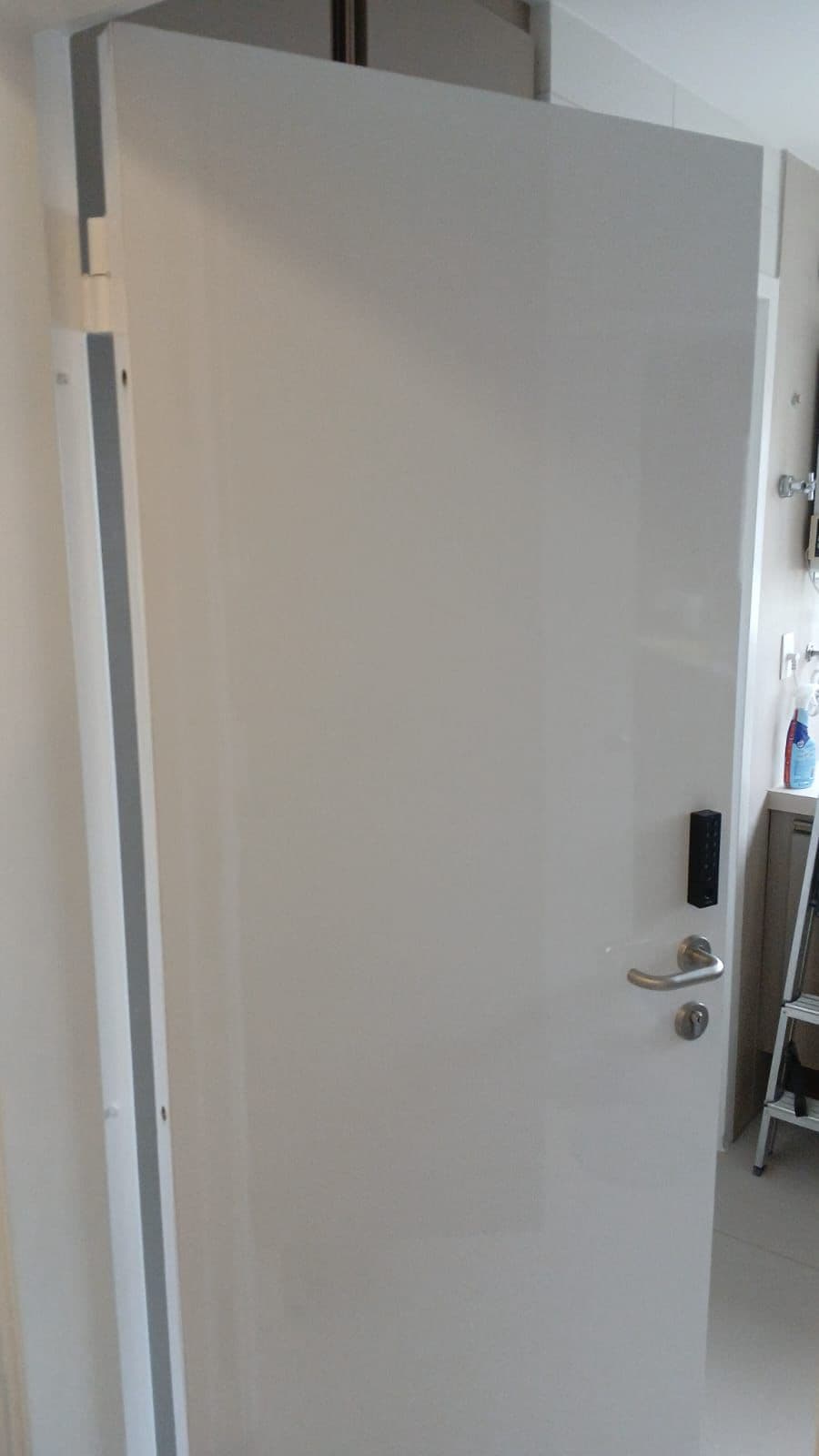 Porta blindada cinza metálico com fechadura eletrônica · Engeblind