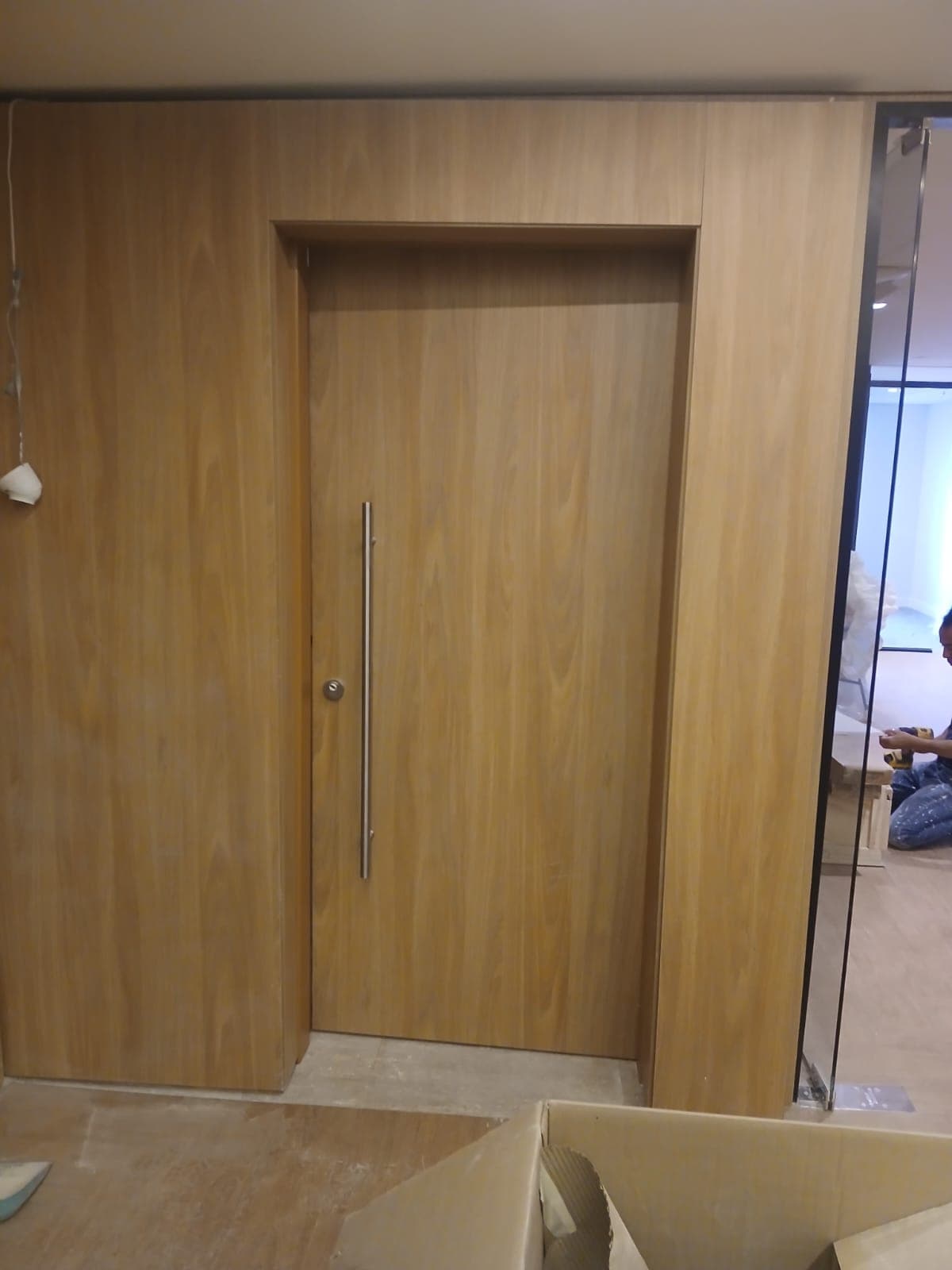 Porta blindada residencial com acabamento em madeira · Engeblind