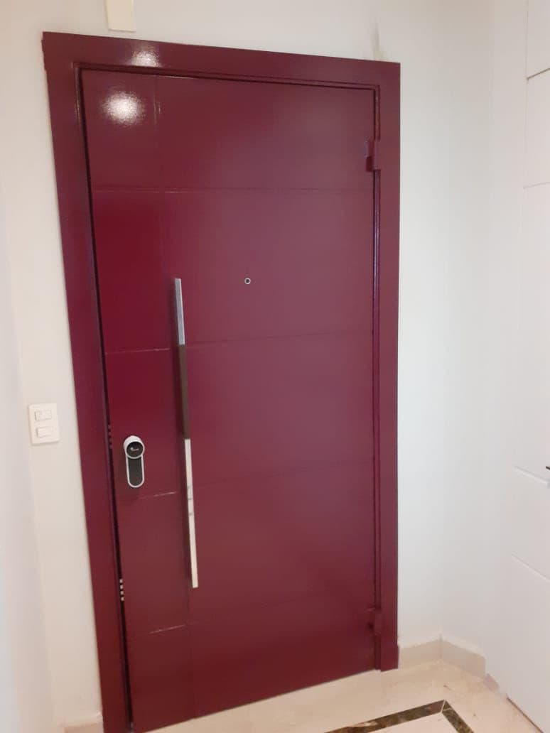 Porta blindada cor bordô com fechadura digital · apartamento