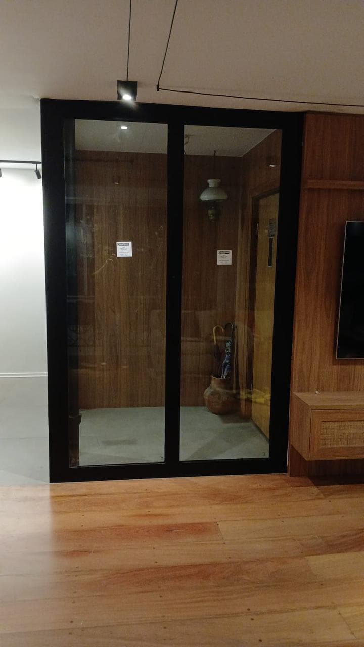 Portas blindadas de vidro com estrutura preta · instalação comercial