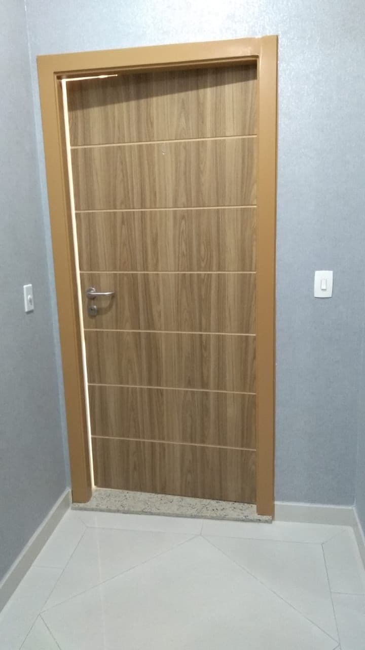 Porta blindada com revestimento em madeira e friso horizontal