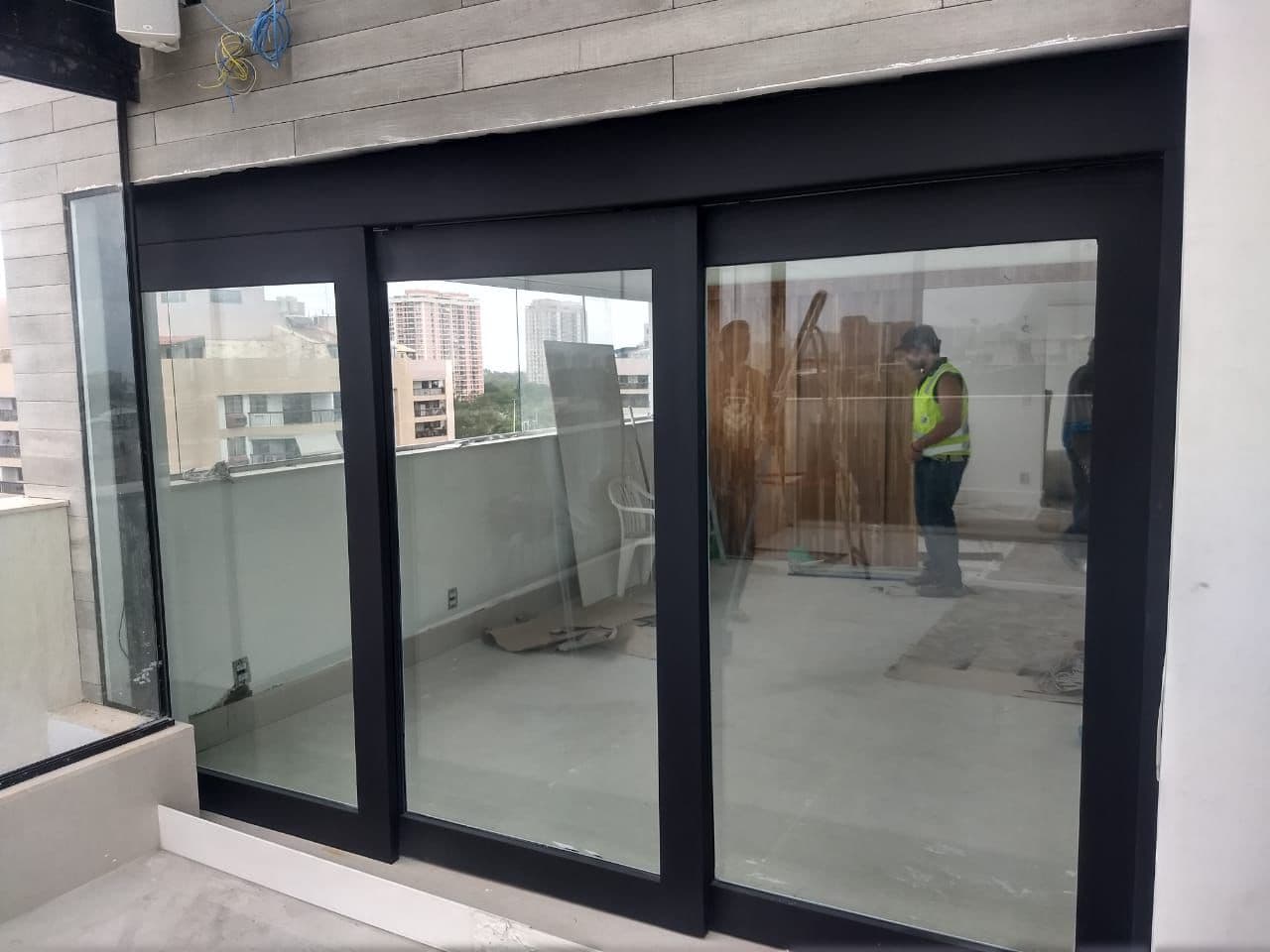 Painel de vidro blindado com porta integrada · caixilho preto · Engeblind
