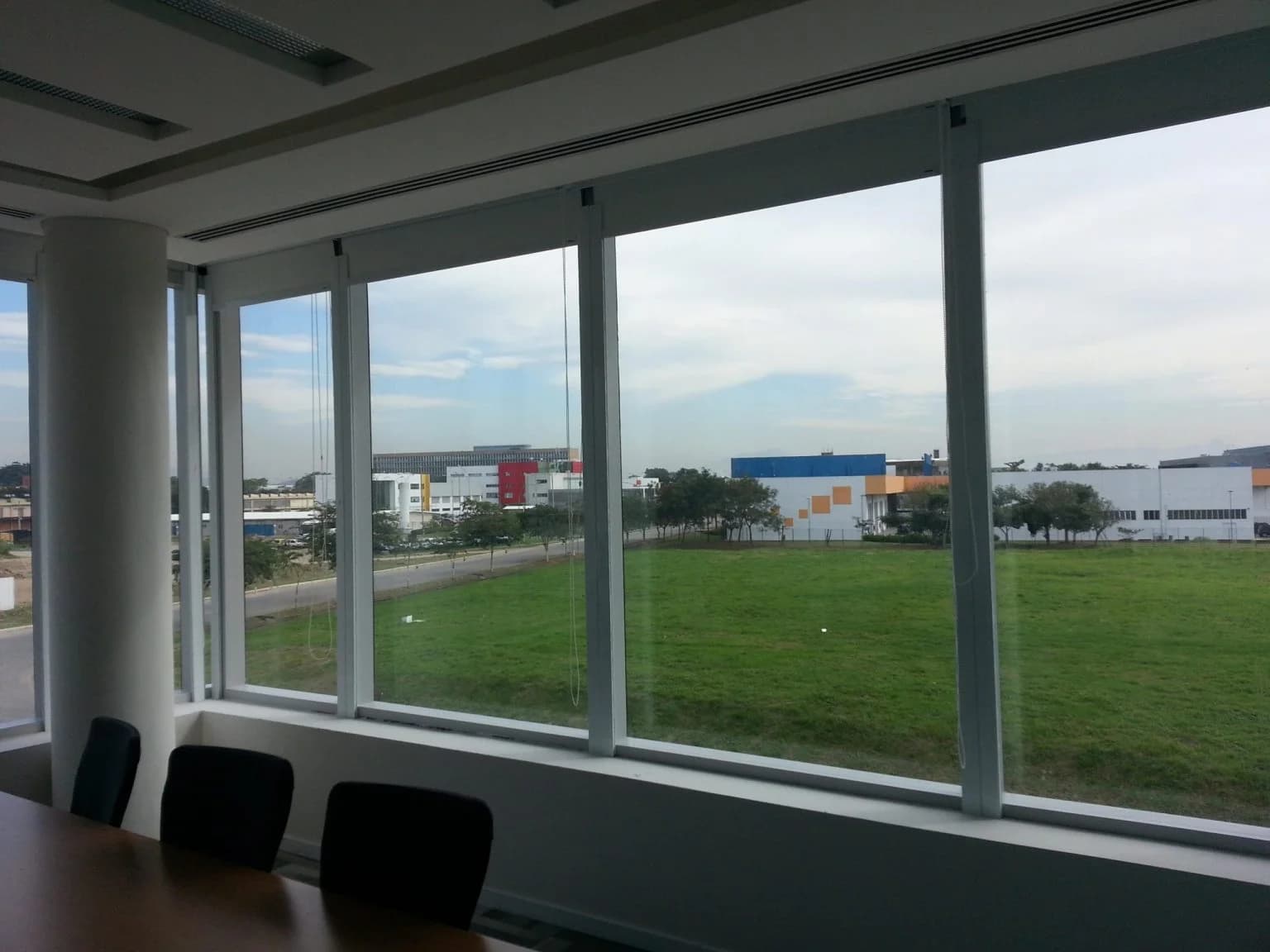 Painéis de vidro blindado com porta em ambiente corporativo · Engeblind