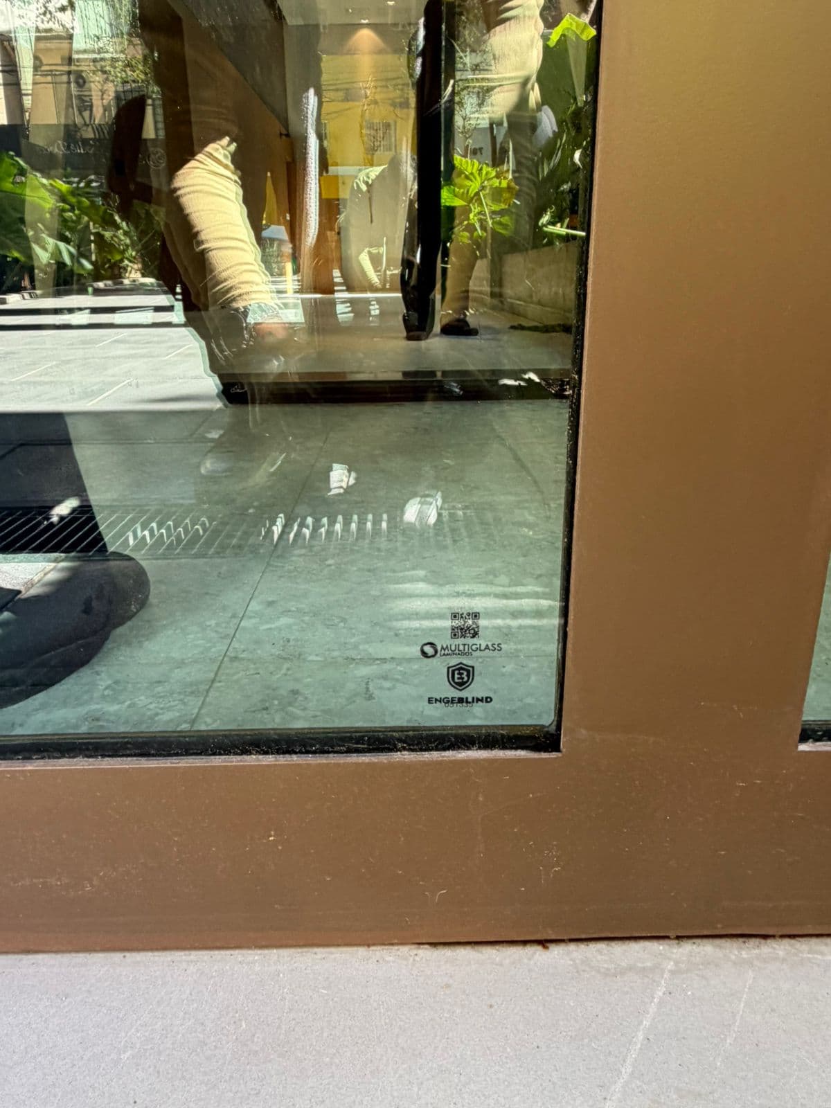 Detalhe de vidro blindado em painel com selo de certificação · Engeblind