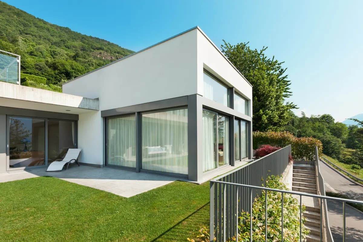 Casa com jardim protegida por blindagem residencial Engeblind