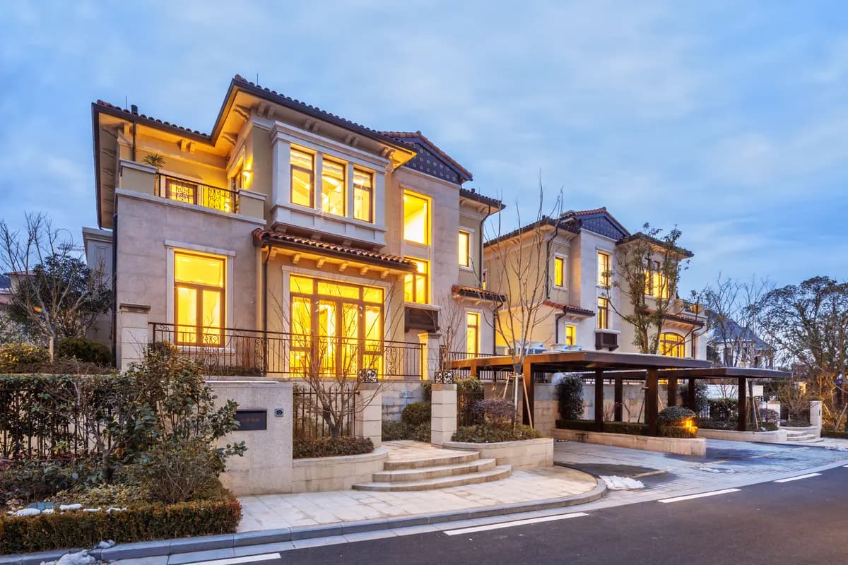 Villa moderna à noite com blindagem residencial