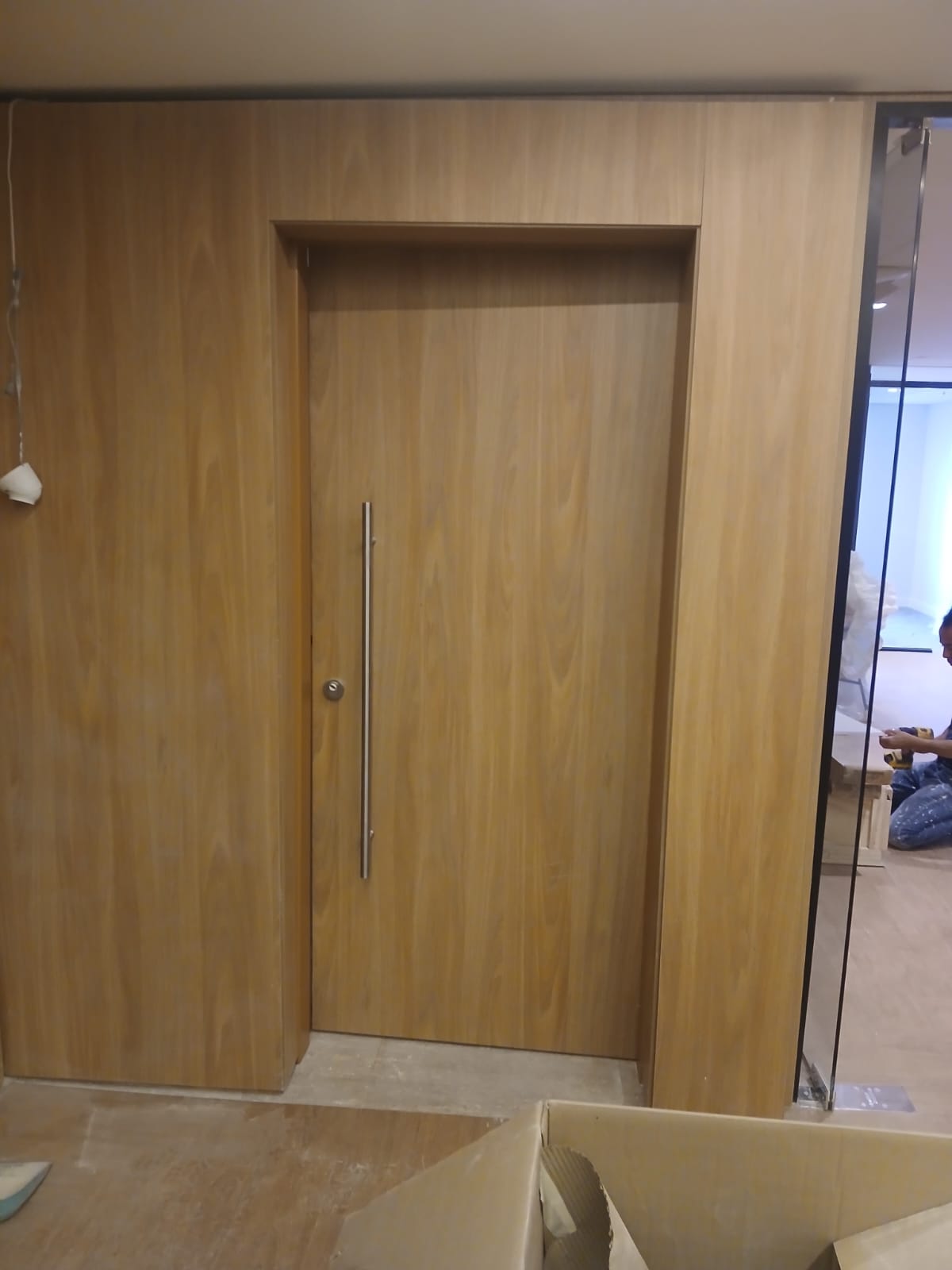 Porta blindada de madeira carvalho com puxador inox — Engeblind