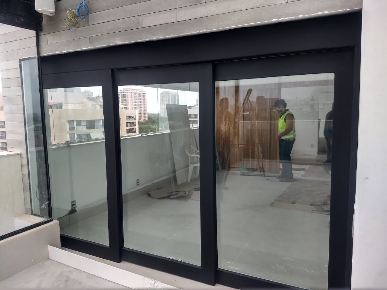 Vidros Blindados Fachada preta — Engeblind